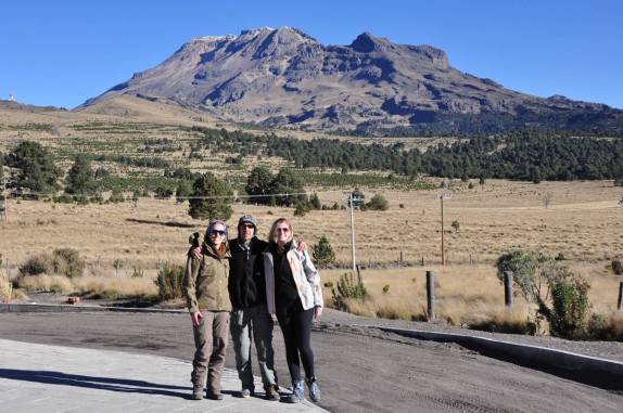 Rodrigo, muito feliz entre a Ana e a Valéria, com o vulcão Iztaccihuatl ao fundo, perto de Amecameca, na região central do México